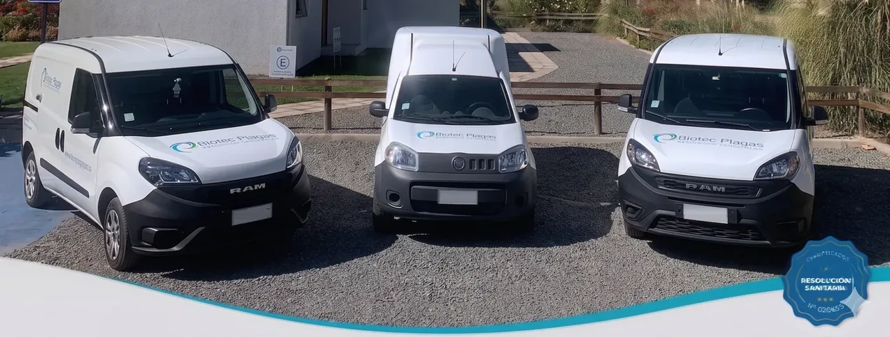 Flota de camionetas de Biotec Plagas lista para el servicio de control de plagas